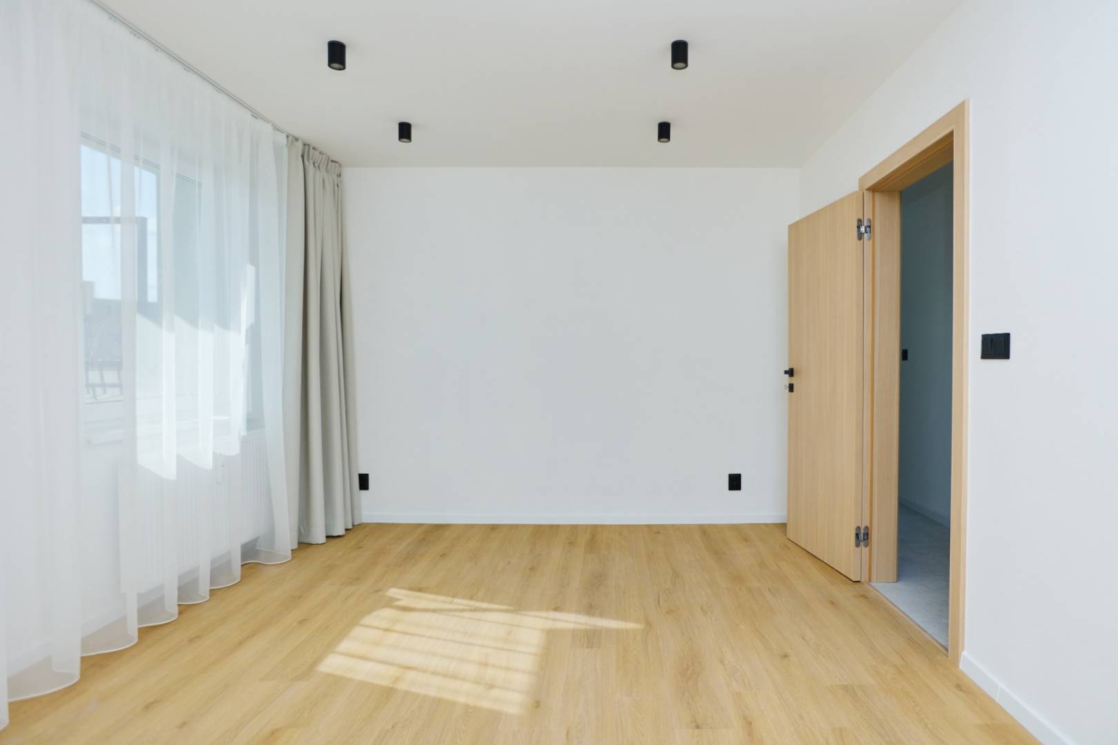 NA PREDAJ, 4 - IZBOVÝ BYT, NOVÁ REKONŠTRUKCIA, UL. HUMENSKÁ,KE- TERASA / 6 /