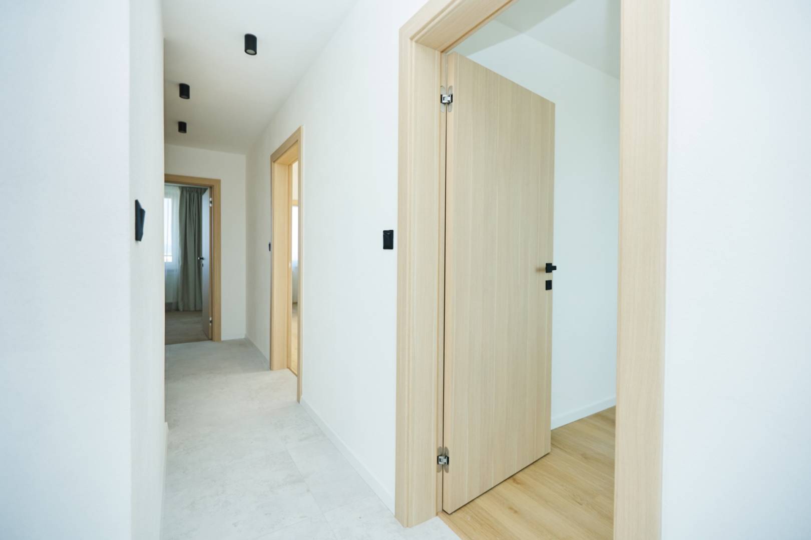 NA PREDAJ, 4 - IZBOVÝ BYT, NOVÁ REKONŠTRUKCIA, UL. HUMENSKÁ,KE- TERASA / 11 /