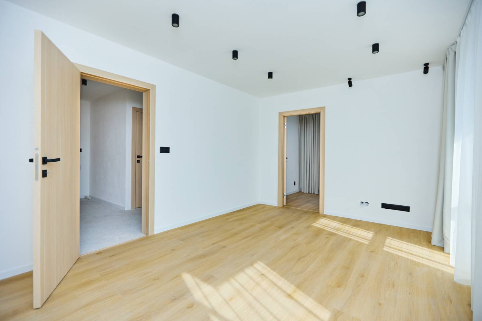 NA PREDAJ, 4 - IZBOVÝ BYT, NOVÁ REKONŠTRUKCIA, UL. HUMENSKÁ,KE- TERASA / 7 /