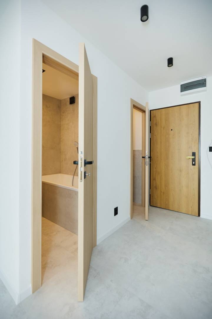 NA PREDAJ, 4 - IZBOVÝ BYT, NOVÁ REKONŠTRUKCIA, UL. HUMENSKÁ,KE- TERASA / 4 /