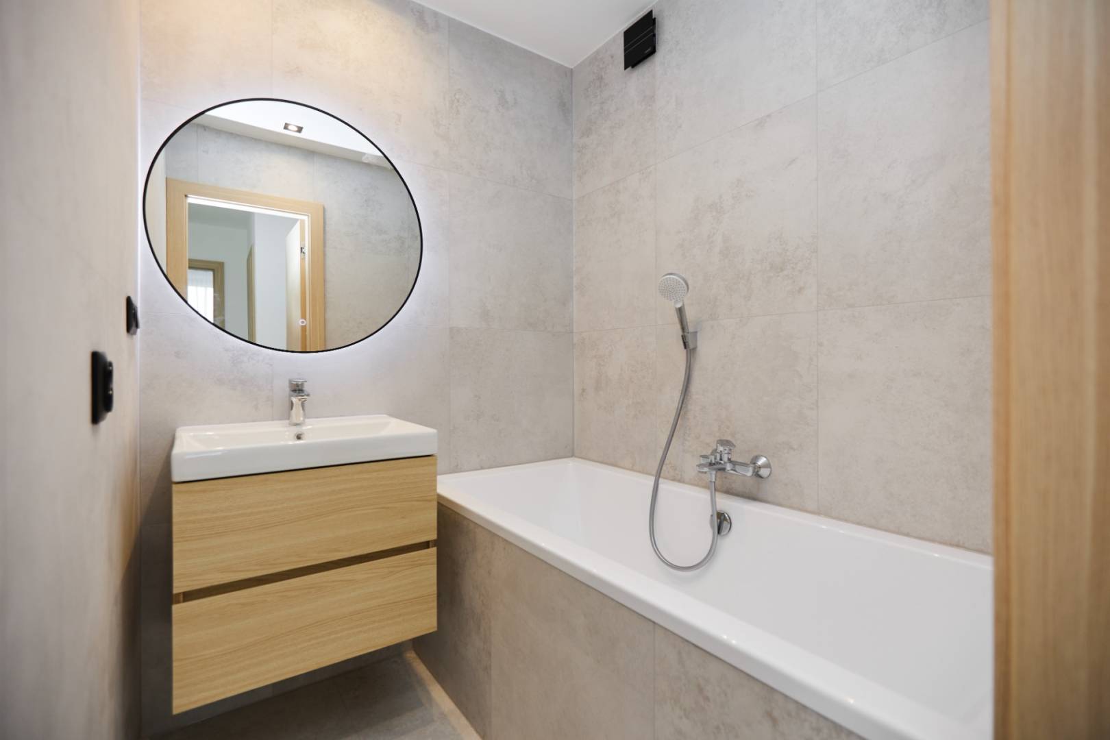 NA PREDAJ, 4 - IZBOVÝ BYT, NOVÁ REKONŠTRUKCIA, UL. HUMENSKÁ,KE- TERASA / 1 /