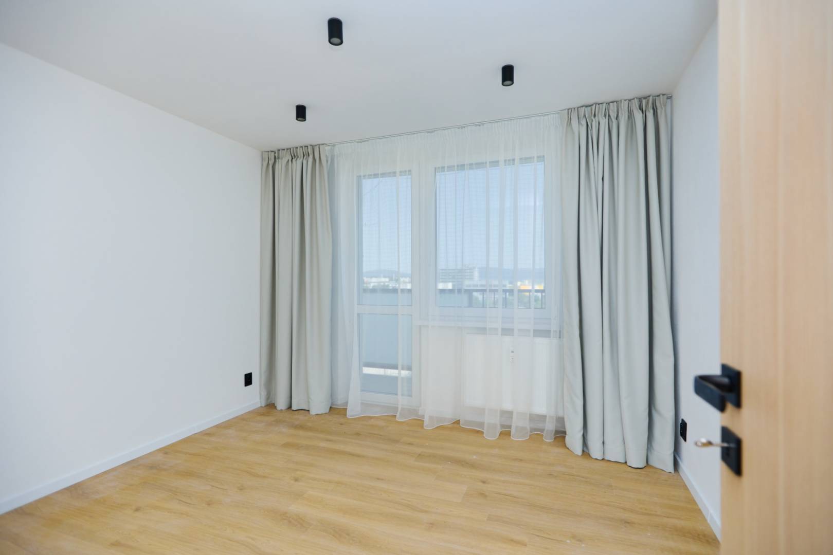 NA PREDAJ, 4 - IZBOVÝ BYT, NOVÁ REKONŠTRUKCIA, UL. HUMENSKÁ,KE- TERASA / 12 /