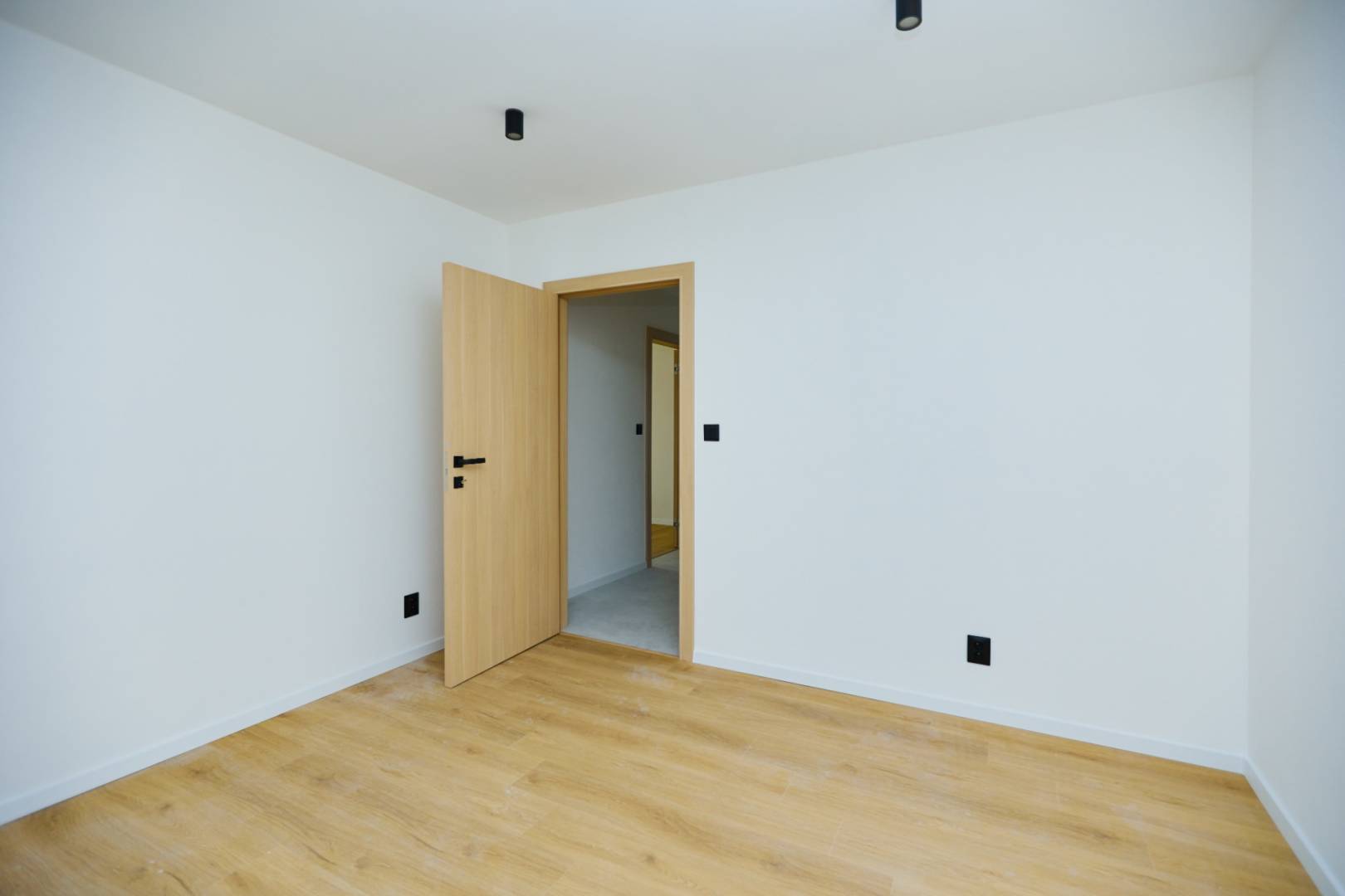 NA PREDAJ, 4 - IZBOVÝ BYT, NOVÁ REKONŠTRUKCIA, UL. HUMENSKÁ,KE- TERASA / 13 /