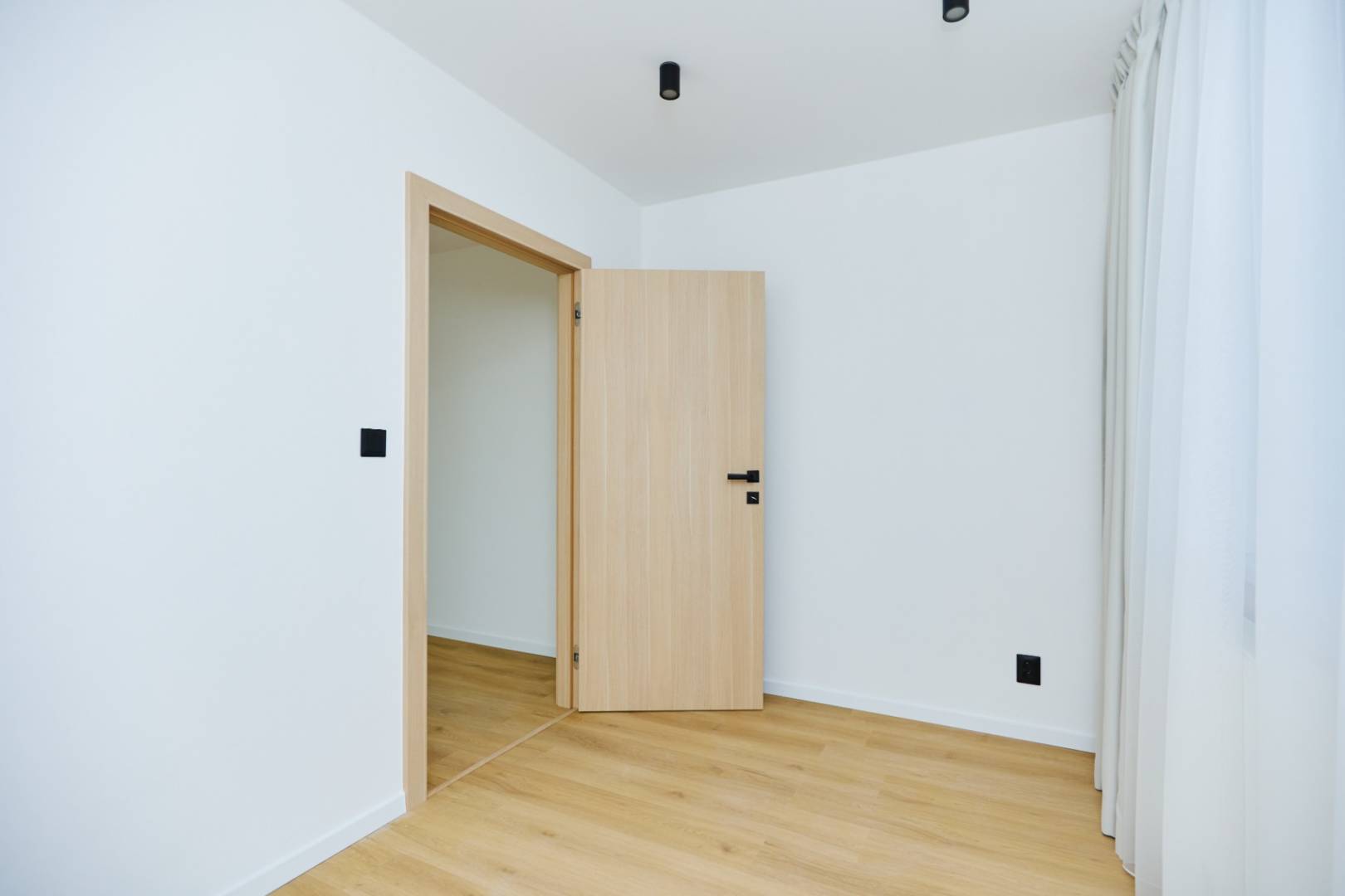 NA PREDAJ, 4 - IZBOVÝ BYT, NOVÁ REKONŠTRUKCIA, UL. HUMENSKÁ,KE- TERASA / 14 /