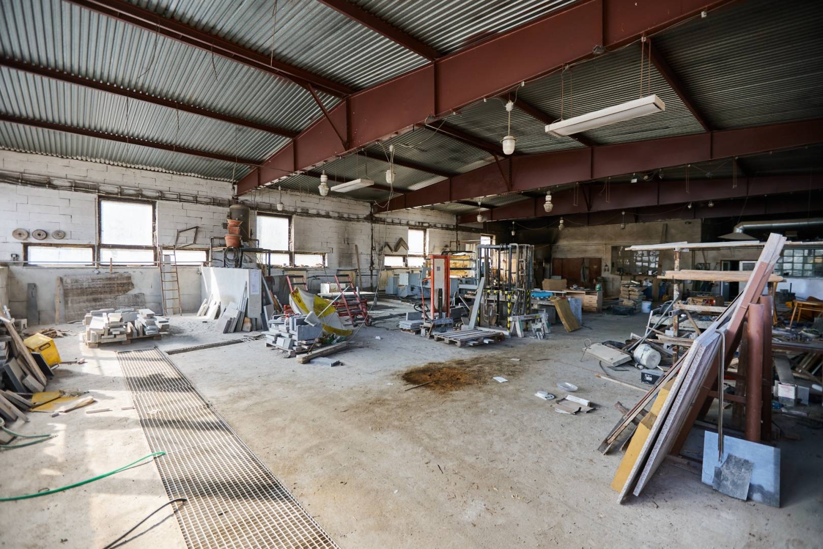 AREÁL S VÝROBNOU HALOU NA PREDAJ, RASTISLAVOVÁ ULICA, KOŠICE-JUH / 4 /