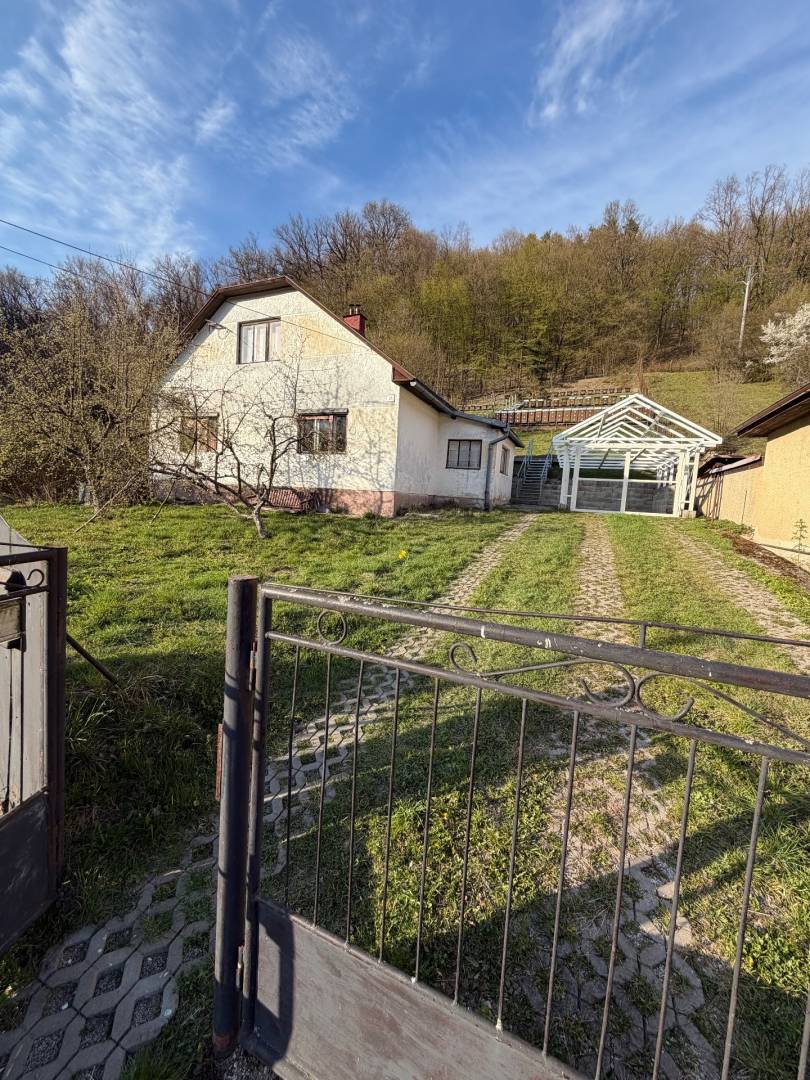 RODINNÝ DOM V PRÍRODE - NA PREDAJ -OBEC ŠTÓS / 2 /