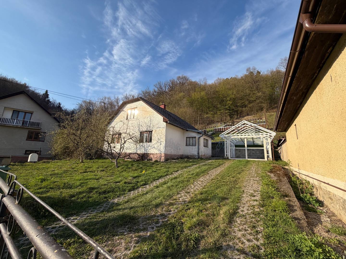 RODINNÝ DOM V PRÍRODE - NA PREDAJ -OBEC ŠTÓS / 1 /