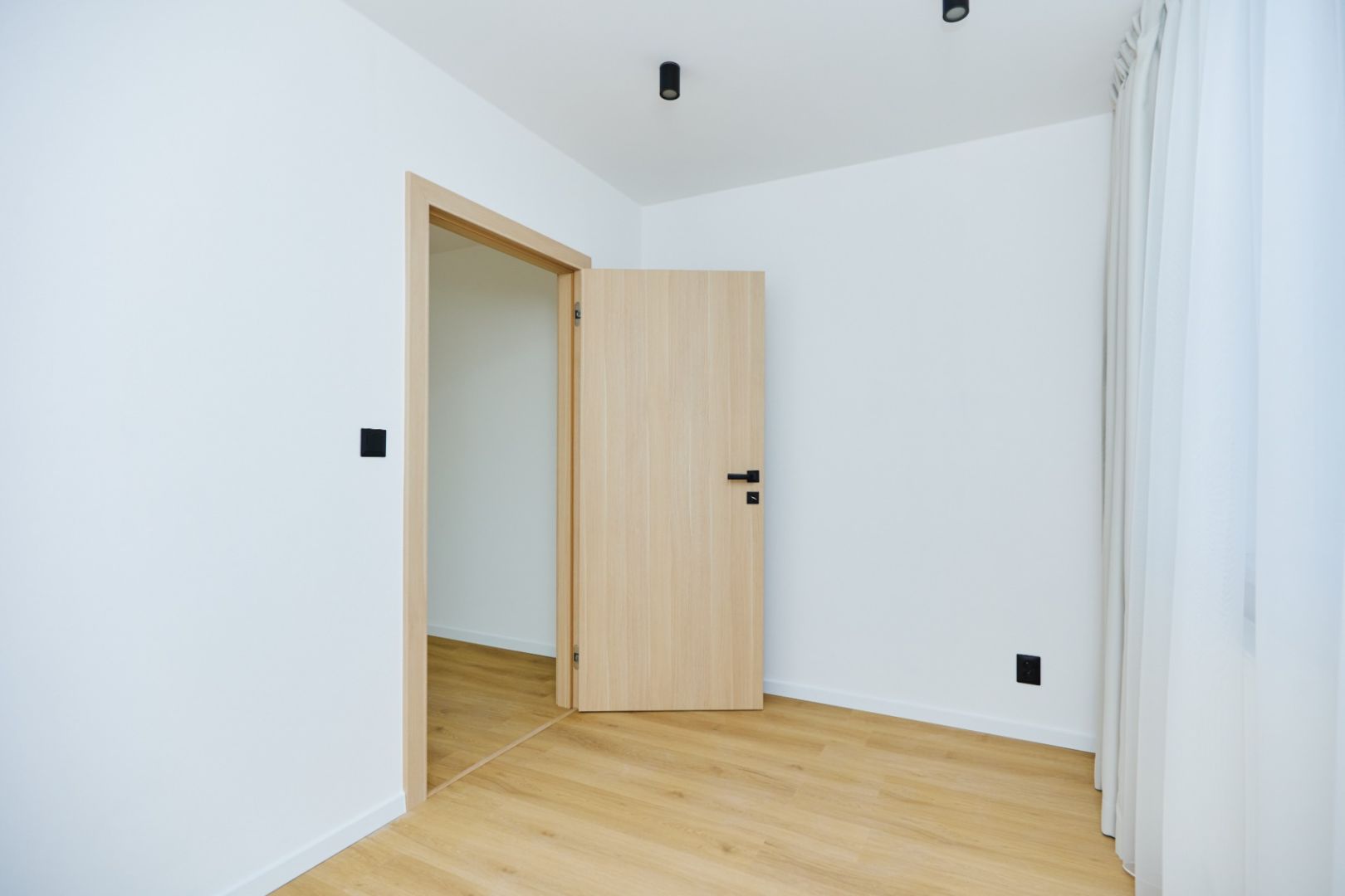 NA PREDAJ, 4 - IZBOVÝ BYT, NOVÁ REKONŠTRUKCIA, UL. HUMENSKÁ,KE- ZÁPAD / 17 /
