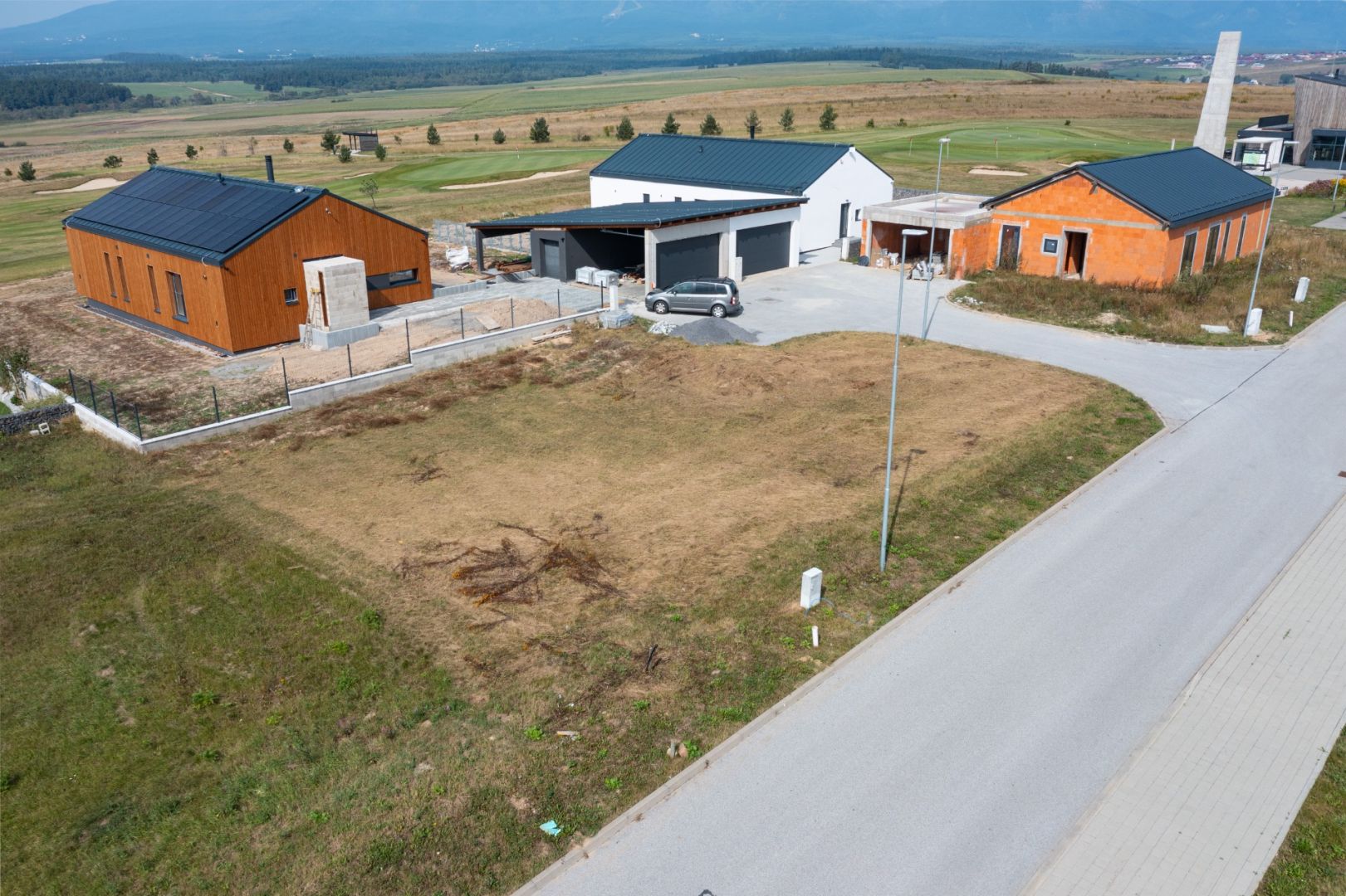 PREDAJ STAVEBNÝ POZEMOK  NA GOLFOVOM IHRISKU, MALÝ SLAVKOV / 5 /