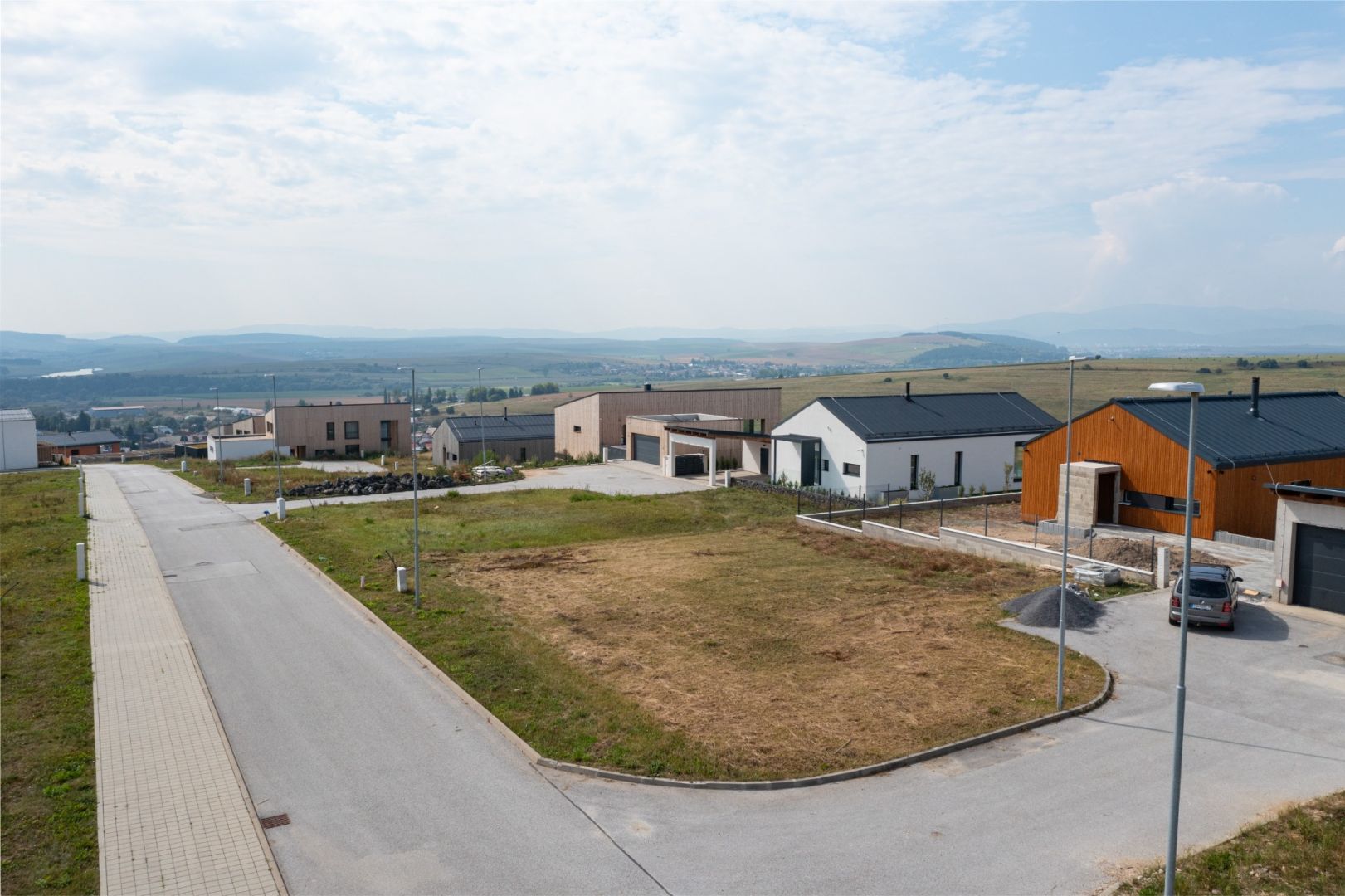 PREDAJ STAVEBNÝ POZEMOK  NA GOLFOVOM IHRISKU, MALÝ SLAVKOV / 2 /