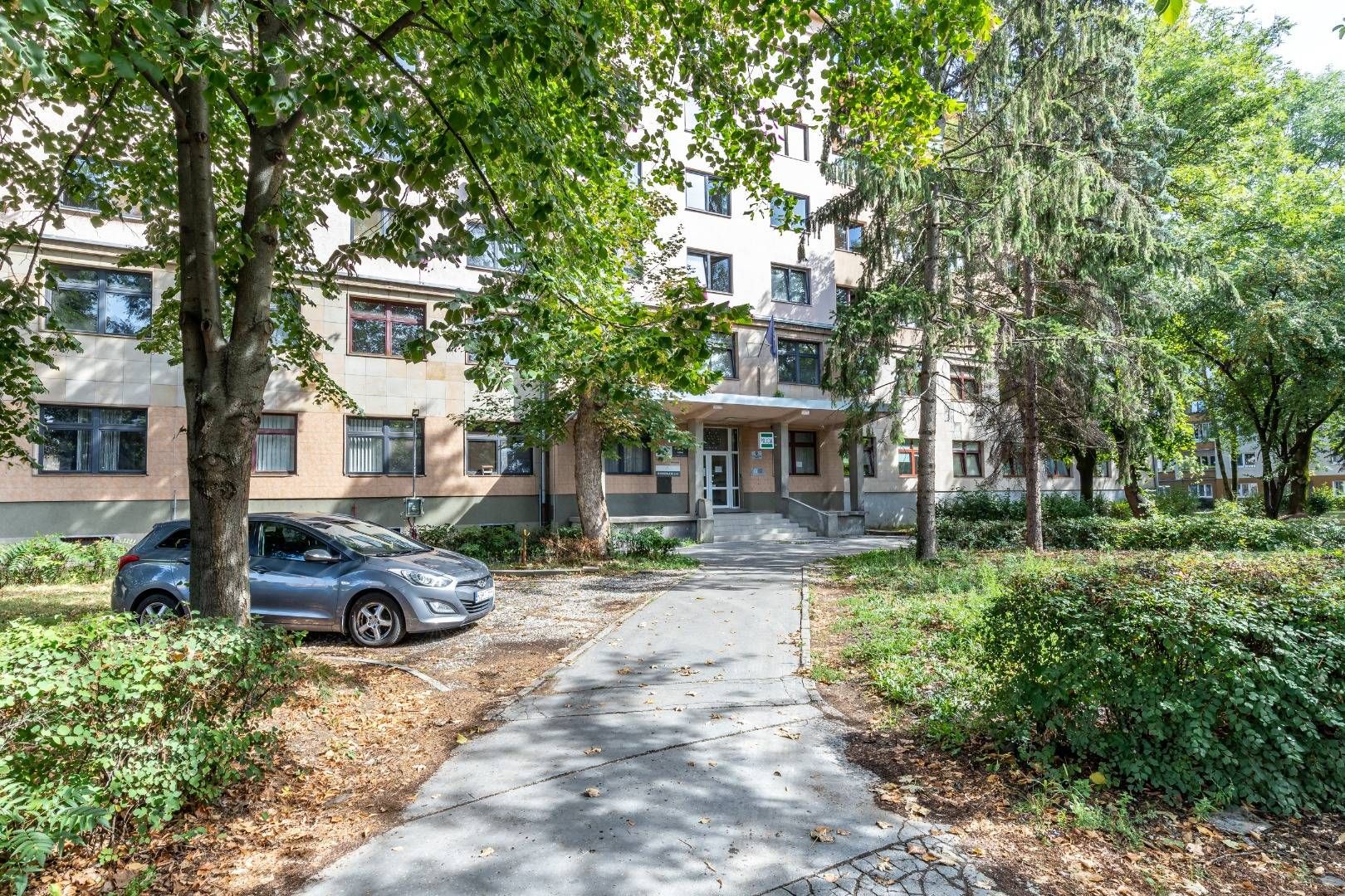 Prenájom kancelárie BC TOMÁŠIKOVA - 20 m2, 236 € vrátane energií + DPH / 13 /
