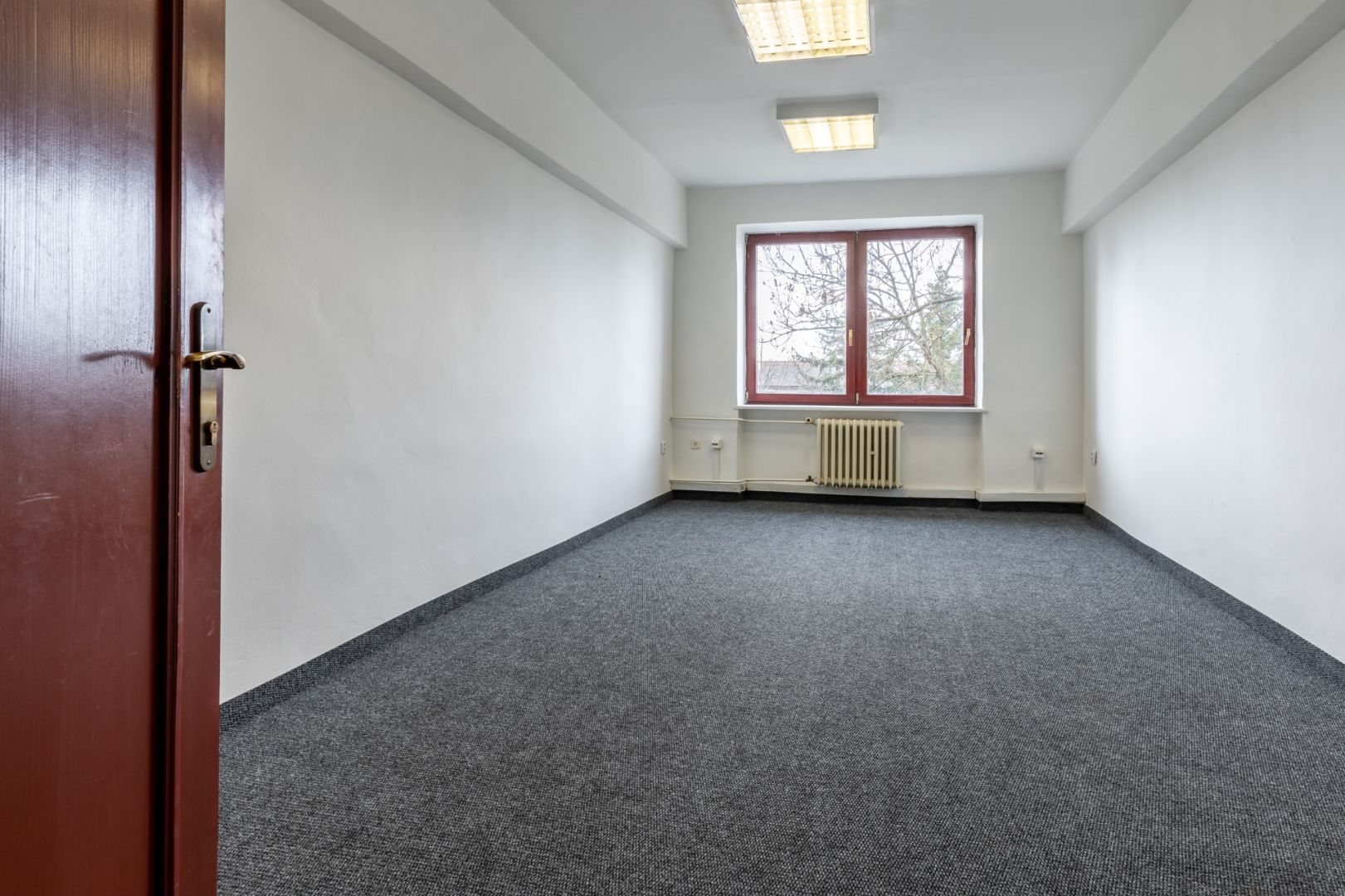 Prenájom kancelárie BC TOMÁŠIKOVA - 20 m2, 236 € vrátane energií + DPH / 16 /