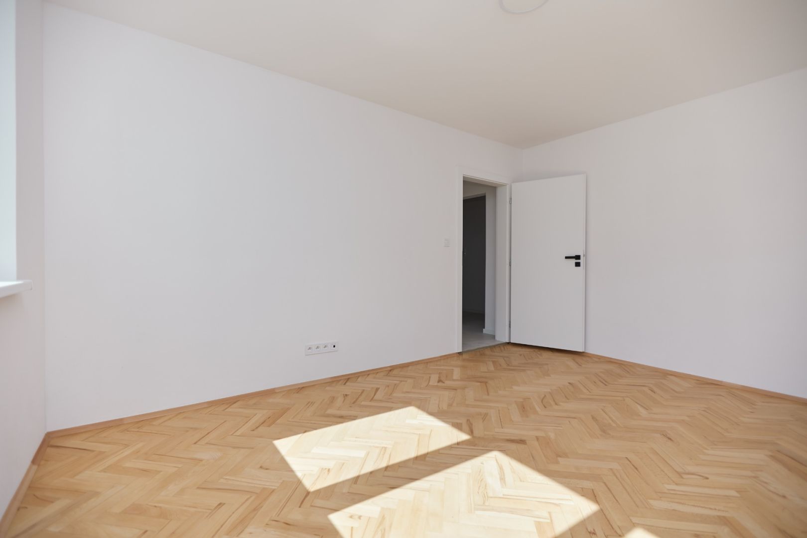 NA PREDAJ-3-IZBOVÝ BYT-NOVÁ REKONŠTRUKCIA-UL.POKROKU-KOŠICE-ZÁPAD / 20 /